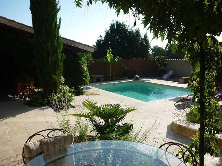 Location de vacances pour 12 personnes, avec Terrasse et Jardin ainsi que Piscine et Vue à Charentay
