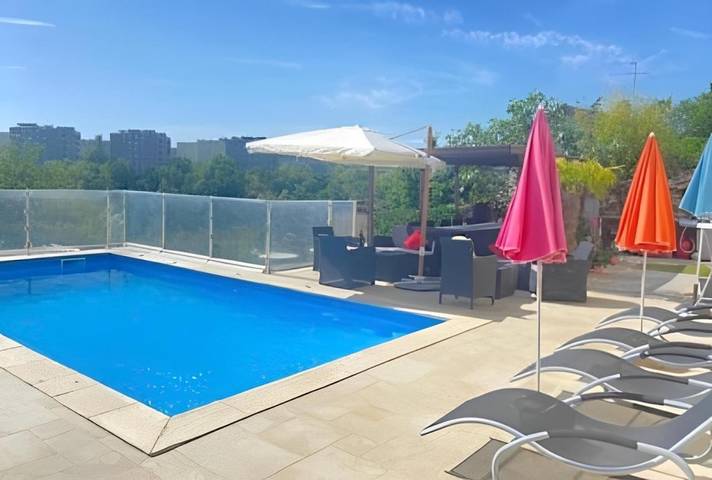 Location de vacances pour 10 personnes, avec vue ainsi que jardin et piscine à Gleizé - 3