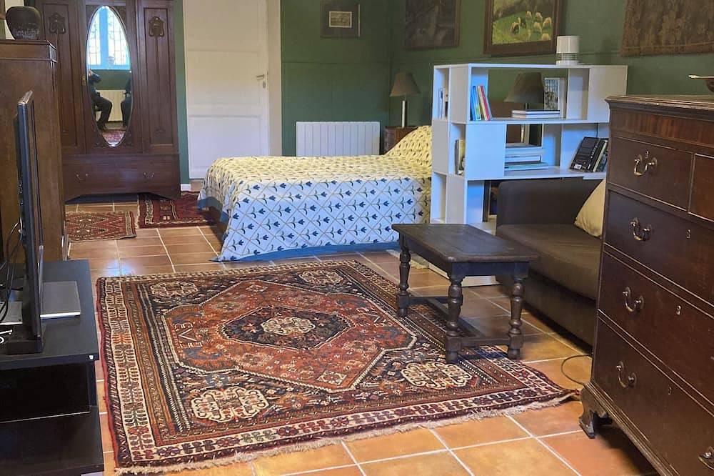 Entire apartment, Garden flat in Historic centre of French hill town with off street parking in Gourdon, Lot