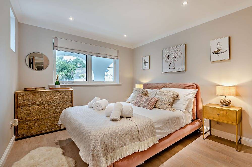 High Tides Elegant & Modern 4-Bedroom Villa in Sandbanks in Sandbanks, Poole