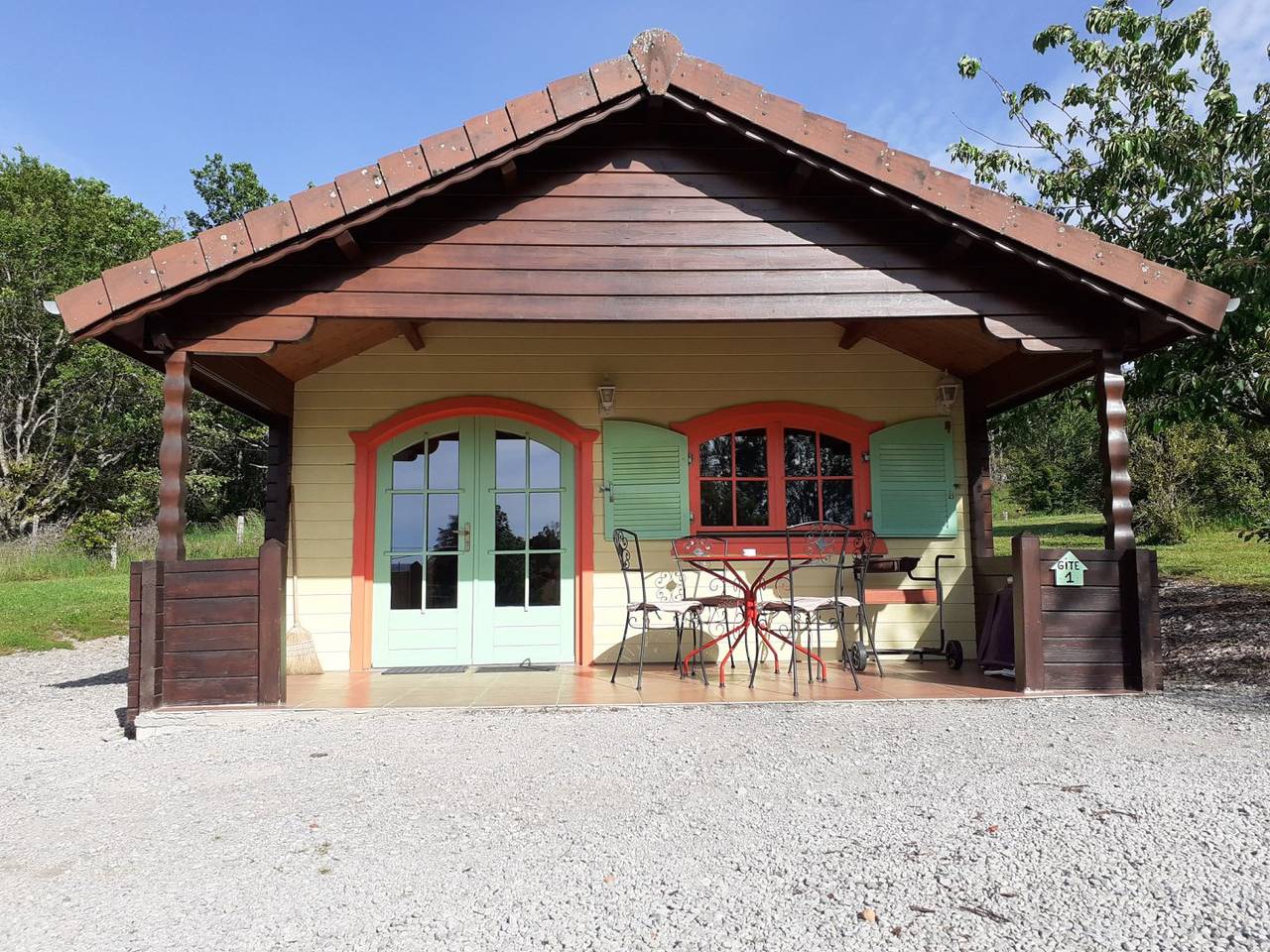 Gîte Les Maisons Bois in Saint-Jean-de-Trézy, Région d'Autun