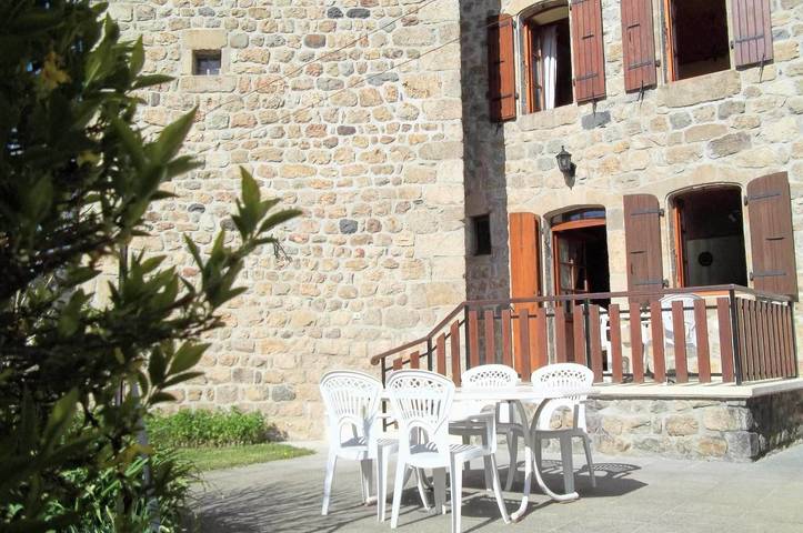 Gîte pour 5 personnes, avec terrasse et jardin à Chanéac