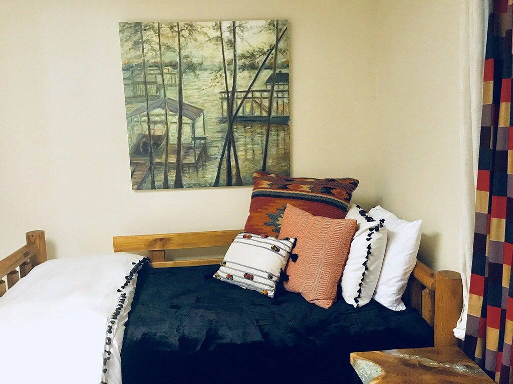 Spaß und familienfreundliches Lake House mit großem zweistöckigem Dock mit Lounge-Möbeln in Lake Lanier