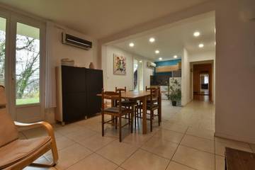 Gîte pour 7 personnes, avec terrasse et jardin à Montmorot