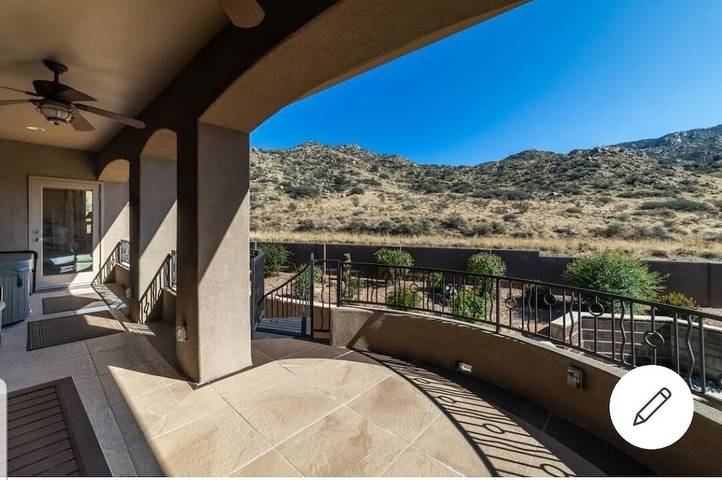 Vacation rental for 8 people, with yard and hot tub in Albuquerque