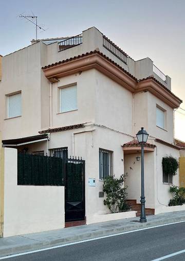 Casa de vacaciones para 10 personas, con vistas y terraza, Se admiten mascotas en Los Serranos