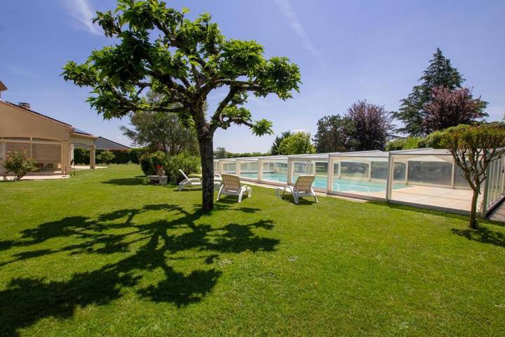 Location de vacances pour 6 personnes, avec Terrasse ainsi que Jardin et Piscine à Saint-Laurent-des-Vignes