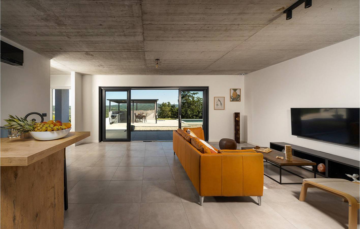 Geräumiges Apartment mit 1 Schlafzimmer, Pool, WLAN und Parkplatz in der Nähe des Zentrums von Raša in Raša, Ostküste Istrien