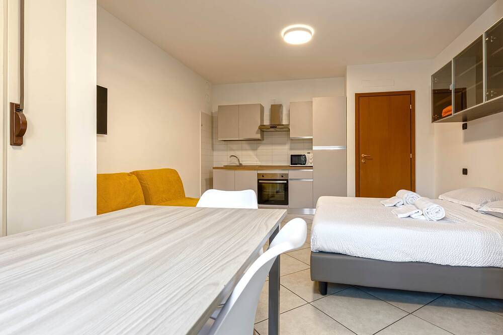 Appartamento intero, Monolocale Luminoso con Giardino Privato in Bergamo, Provincia di Bergamo