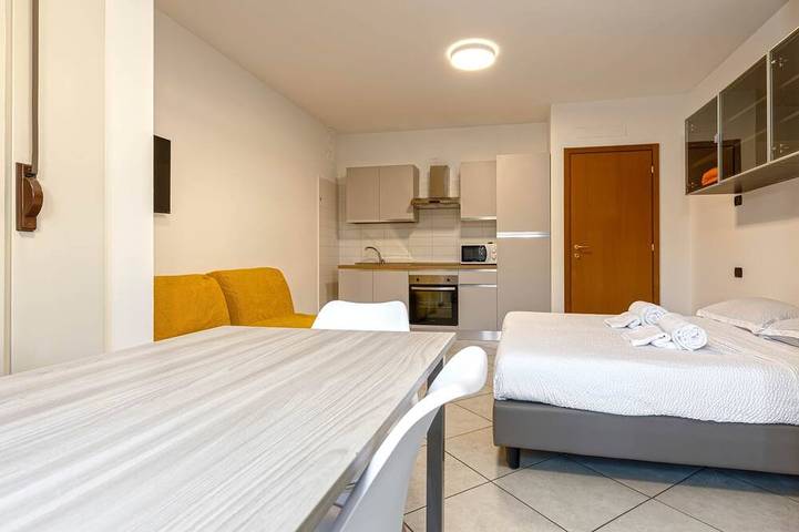 Appartamento intero, Monolocale Luminoso con Giardino Privato in Bergamo, Provincia di Bergamo