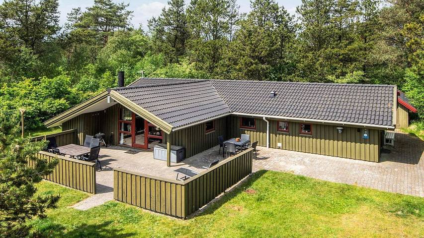 Ferienhaus für 9 Personen, mit Terrasse und Sauna sowie Whirlpool in Houstrup Strand