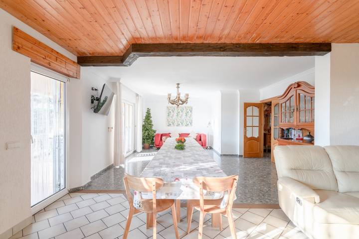 Impresionante "Villa Felicity primera planta" con vistas a la montaña, Wi-Fi, jardín, terrazas, piscina, jacuzzi y balcón; aparcamiento disponible, se admiten mascotas in Vélez-Málaga, Costa del Sol