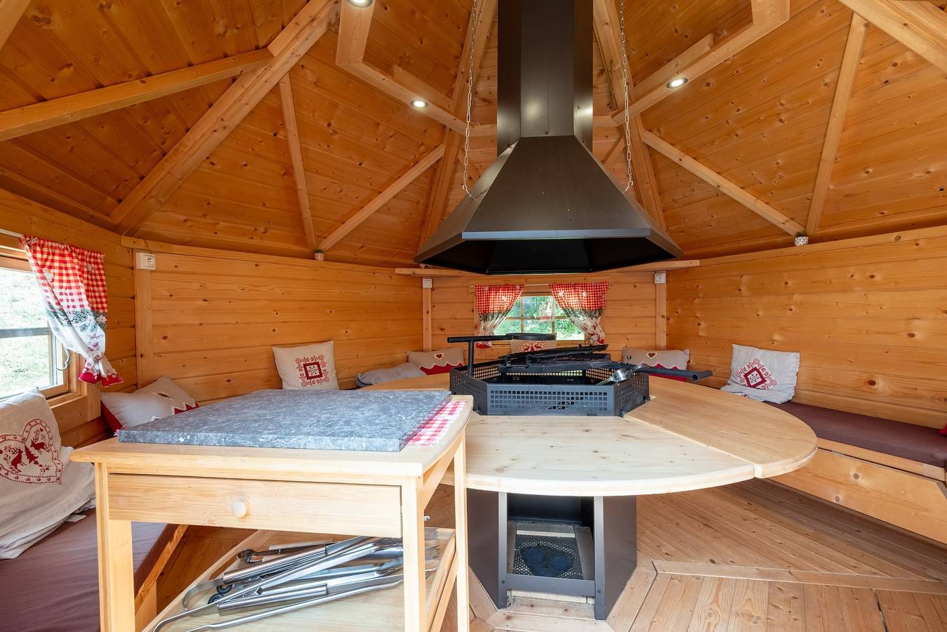 Ganze Wohnung, Apartment „La Petite Caille - 10“ mit Bergblick, privater Terrasse und Wlan in Plombières-les-Bains, Regionaler Naturpark Belchen der Vogesen