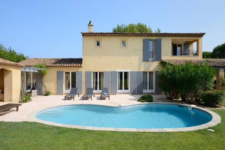 Maison de vacances pour 10 personnes, avec Balcon et Jacuzzi ainsi que Terrasse et Jardin à Mallemort