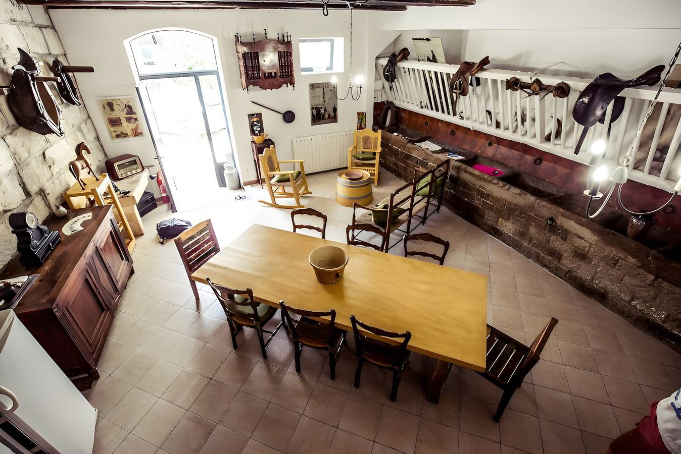 Habitación de huéspedes 'Suite Familiar Guy De Maupassant' con terraza compartida, Wi-Fi y aire acondicionado in Bernis, Costa mediterránea (Francia)