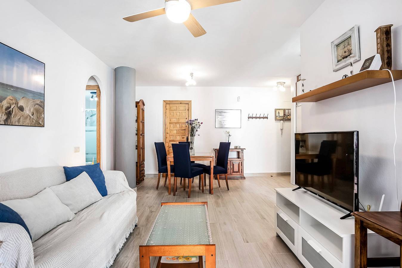 Apartamento entero, Apartamento vacacional 'El Duende de Zahara' con vistas al mar, piscina, gimnasio y Wi-Fi in Atlanterra, Tarifa