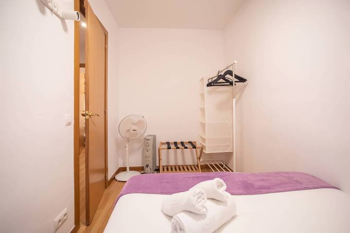Ganze Wohnung, Ferienwohnung für 5 Personen mit Balkon in Barcelona Zentrum, Barcelona