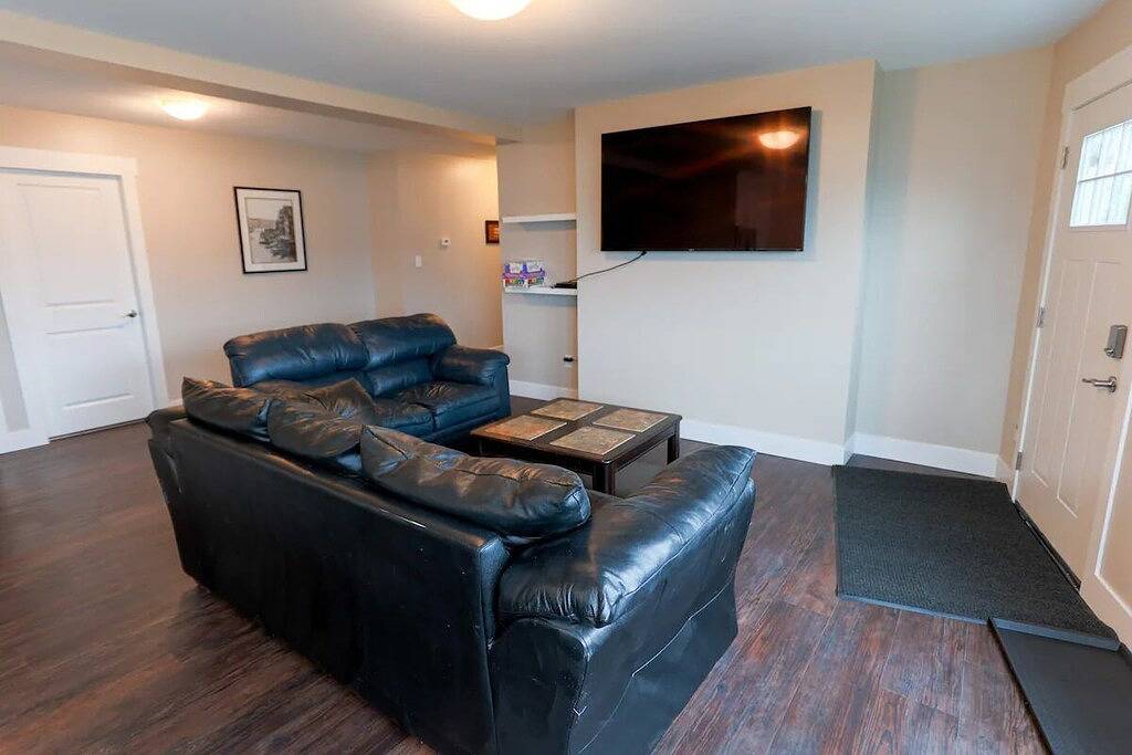 Newly renovated with Lakeviews, big yard, minutes to Silver Star/Golf/Wineries. in Silver Star