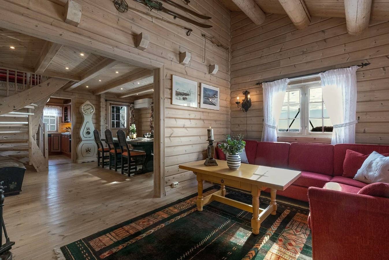 Holzhütte mit Panoramablick auf Spåtind in Etnedal