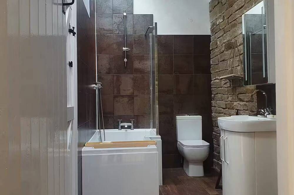 Edgerton cottage, 1-bed detached coach house in town, Spacious rustic charm. in Huddersfield, West Yorkshire