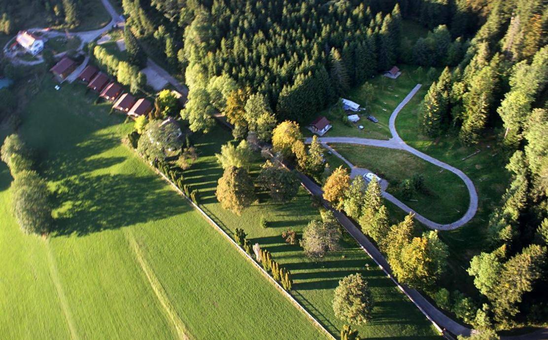 Camping-Chalets La Favière in Lac-des-Rouges-Truites, Parc naturel régional du Haut-Jura