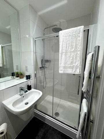 Holiday Letting for 4 People in Bracknell, Bracknell Forest, Photo 3