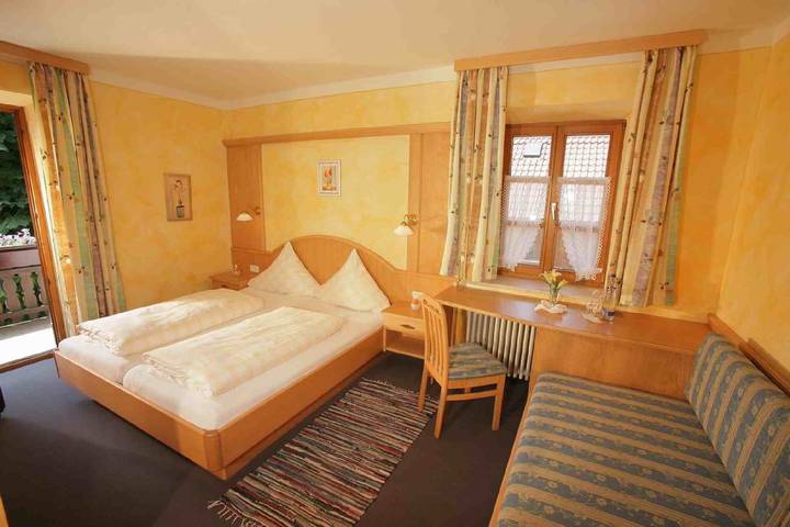 Gasthof Huberwirt - Einzelzimmer ohne eigenes Bad (Gemeinschaftsbad) in Rosenheim, Oberbayern