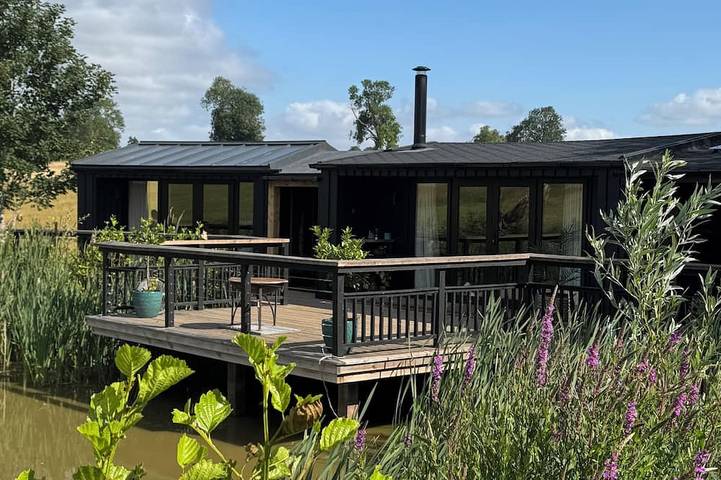 Log cabin for 2 people, with hot tub in Derby