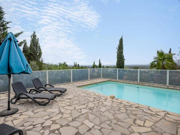 Location de vacances pour 8 personnes, avec jardin ainsi que piscine et terrasse à Oupia