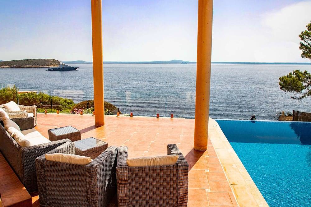 Espectacular Villa Primera Linea mar, 4 minutos a playa, jacuzzi, muchos extras in Cala Vinyes, Calvià