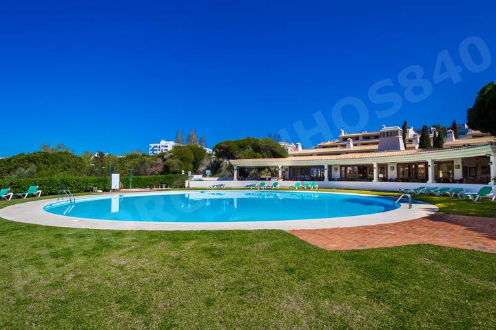 Ferienwohnung für 4 Personen, mit Balkon und Terrasse sowie Kinderpool in Alporchinhos (Atlantikküste)