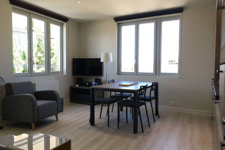 Appartement entier, GÎte vue panoramique, très lumineux et au calme donnant sur immense terrasse. in Châteauroux, Région de Châteauroux