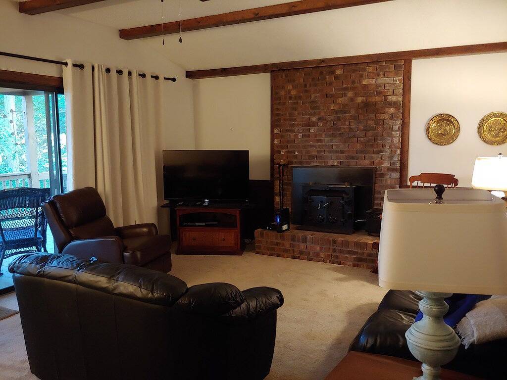 Waterfront home for you and your furry friends. in Lake Gaston