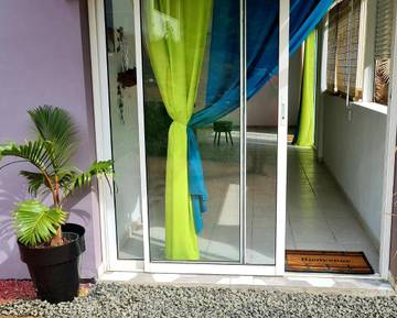 Gîte pour 4 personnes, avec terrasse et jacuzzi à Saint-Esprit (homonymie)