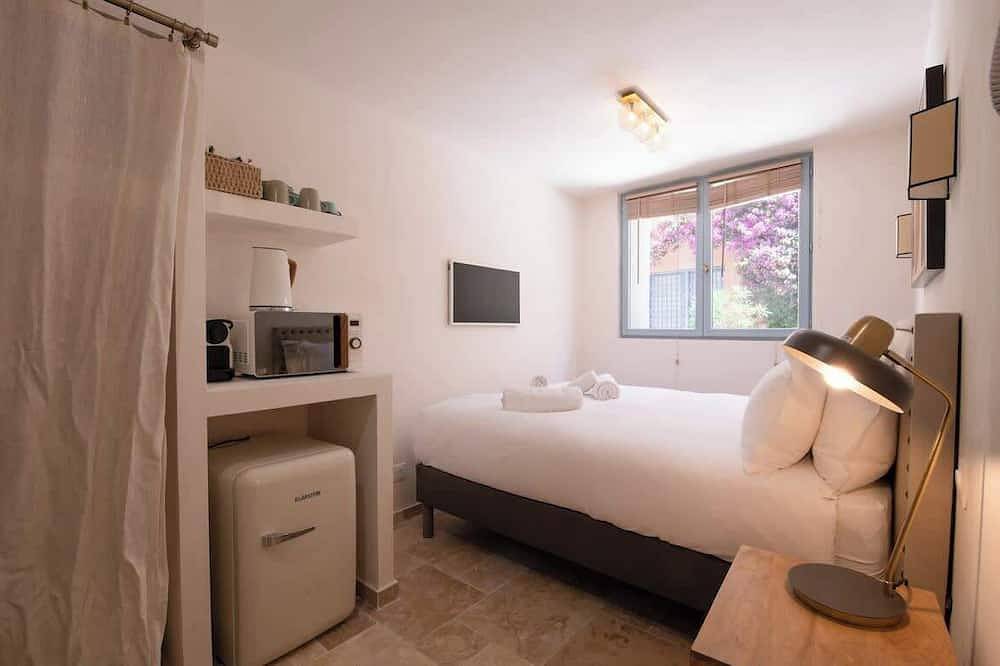 Entire apartment, A Charming Studio in the Heart of Saint-Tropez in Saint-Tropez, Mediterranean Coast (France)