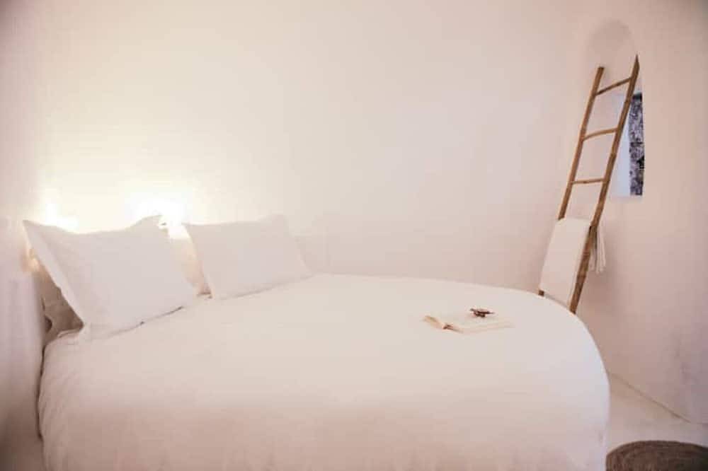 Nykteri Cave | A Terre Cave Villas in Finikia, Santorin