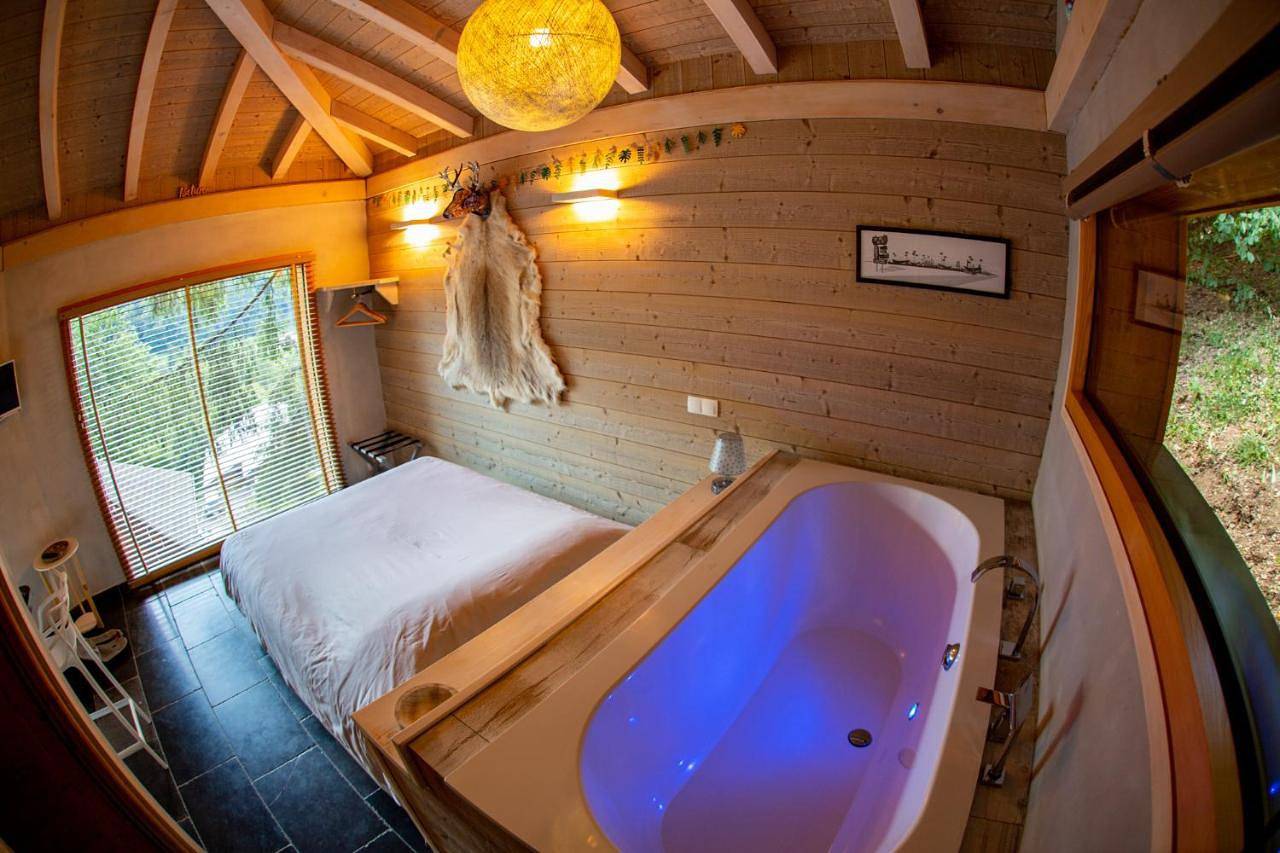 Deluxe Double Room with Bath in Saint-Jean-d'Aulps, Les Portes du Soleil