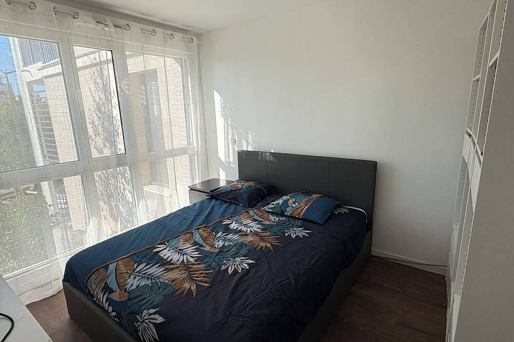 Chambre chez l'habitant avec vue sur parc, située  à 15 min en metro de Paris in Bois-Colombes, Hauts-de-Seine