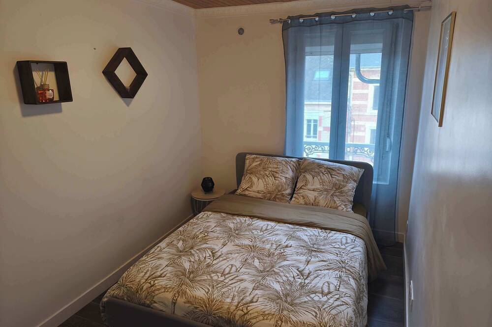 Ganze Wohnung, Downtown Apartment with Private Garage in Charleville-Mézières, Ardennen