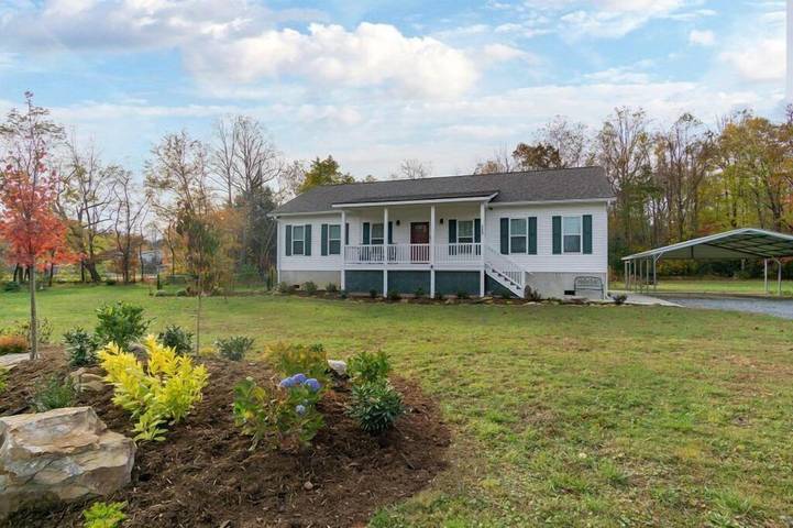 Vacation rental for 6 people, with terrace and yard, with pets in Black Mountain