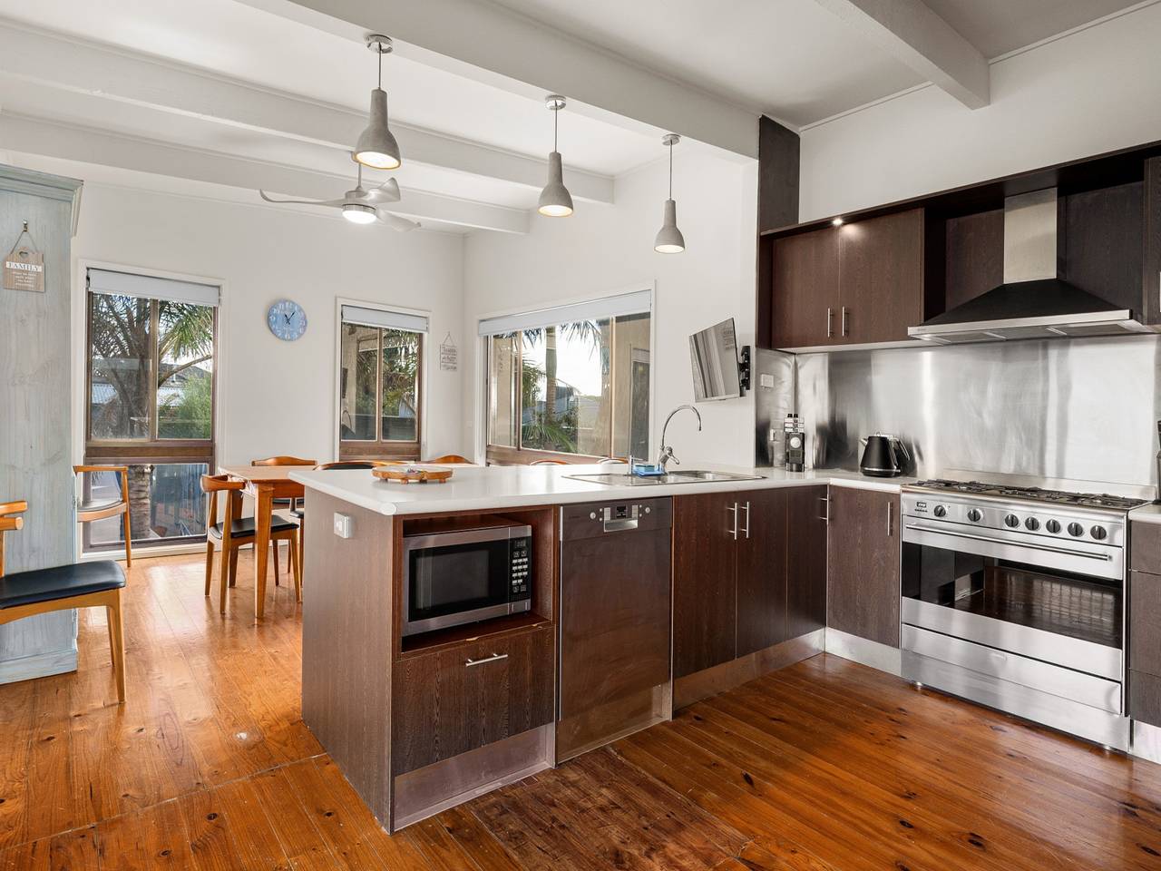 Entire apartment, Spacious 4-Bed Home 5-min from the Beach in Melbourne, Mornington Peninsula