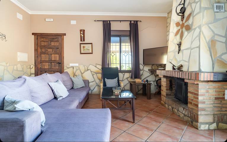 Villa 'La Cañada' with Lake Views, Wi-Fi, and Air Conditioning in El Gastor, Pueblos Blancos