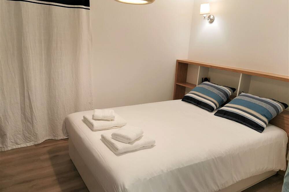 Entire apartment, Villa Henry - Apartment 4 pe. - Facing the Beach in Les Sables-d'Olonne, Vendée