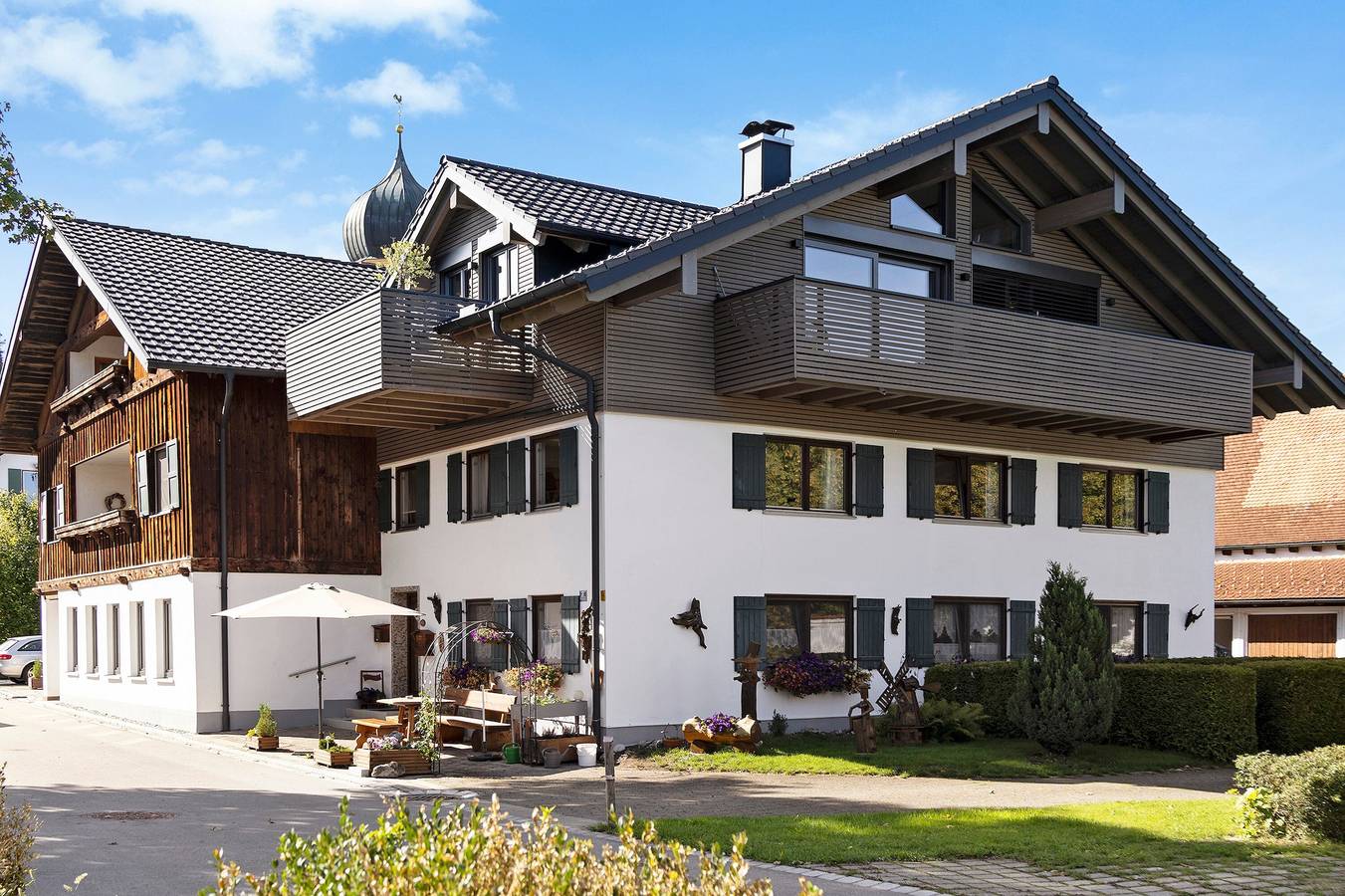 Ganze Wohnung, Ferienwohnung Götz, barrierefrei mit Sitzgelegenheit vorm Haus in Roßhaupten, Bayerisch Schwaben