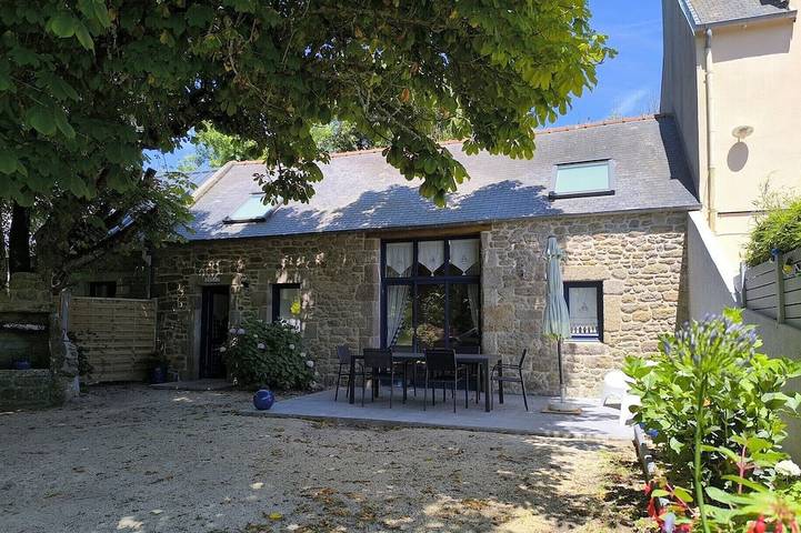 Gîte pour 6 personnes, avec jardin à Kerlouan