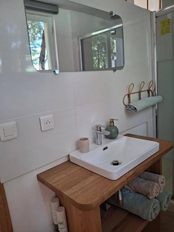 Large Double Room in Mazan, Parc naturel régional du Mont-Ventoux