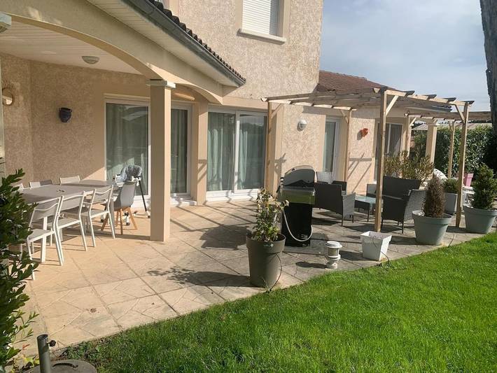 Location de vacances pour 8 personnes, avec Jacuzzi et Terrasse ainsi que Jardin et Piscine à Aubiat - 2