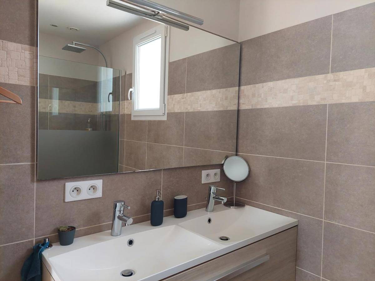 Two-Bedroom Suite in Nans-les-Pins, Région de Brignoles