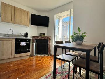 Gîte pour 4 personnes, avec terrasse et vue à Pons