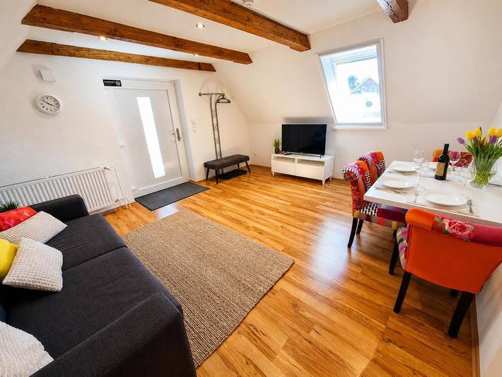 Ferienwohnung für 4 Personen, mit Balkon und Terrasse sowie Seeblick und Ausblick